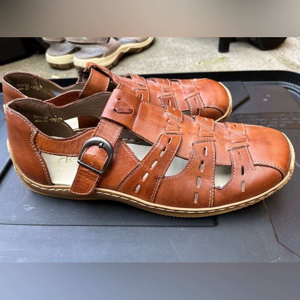 NWOT: brown leather sandals